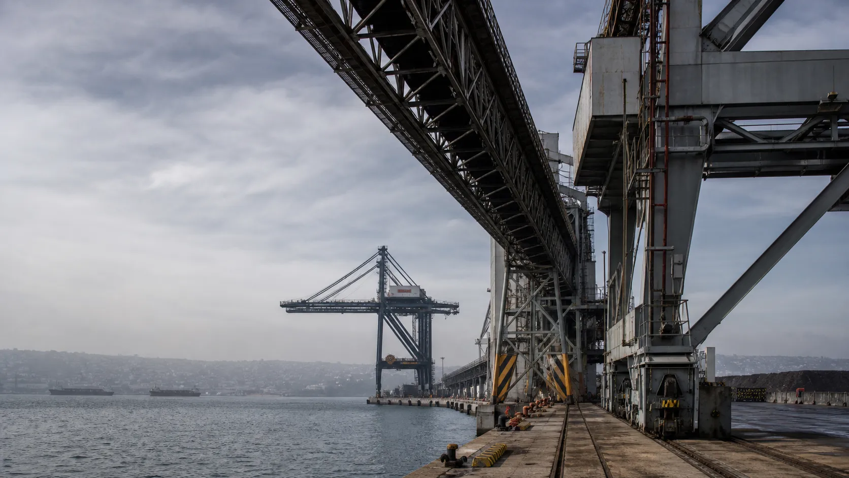 Infraestructura portuaria e industrial en la costa de Valparaíso