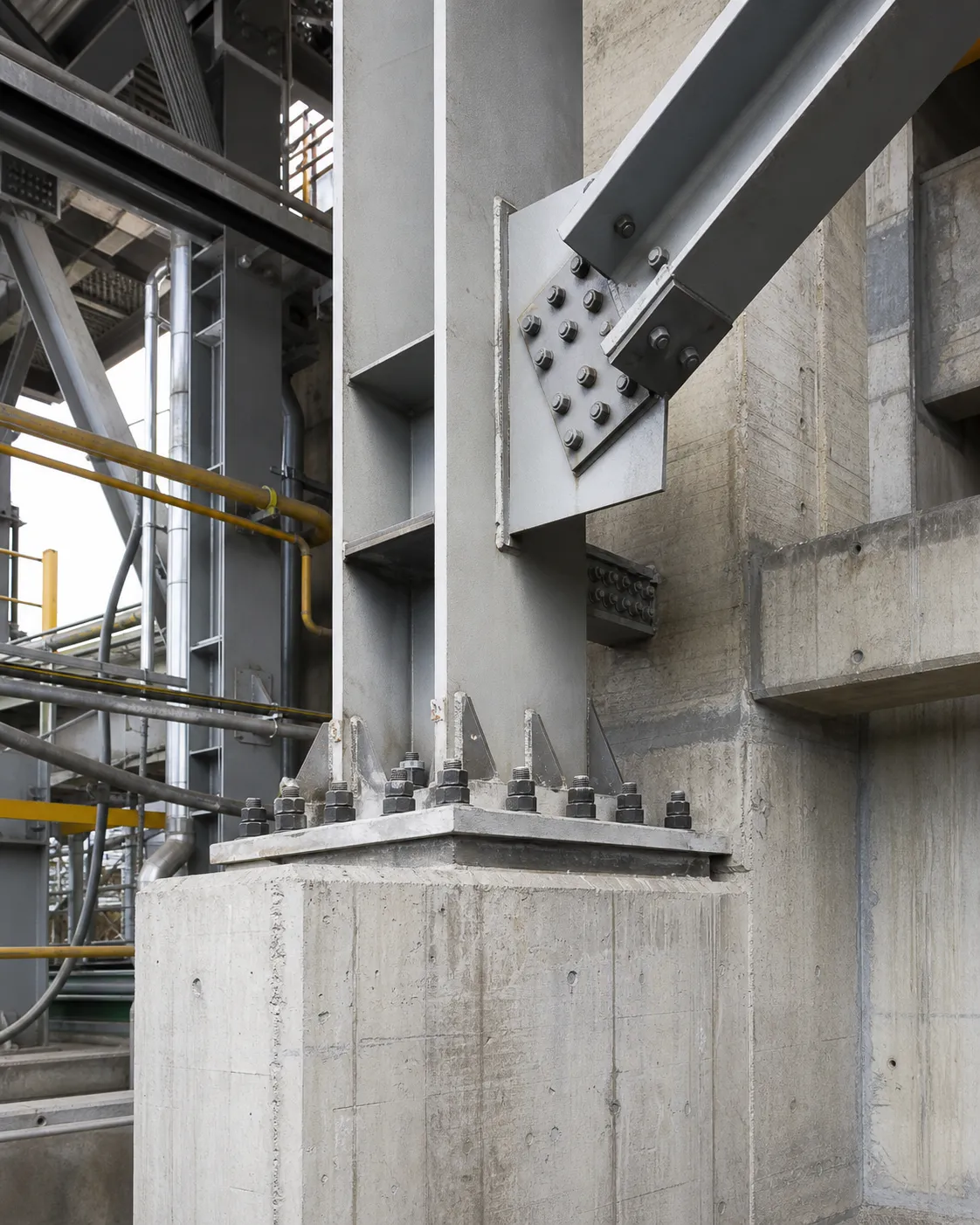 Detalle de conexión entre estructura de acero y hormigón